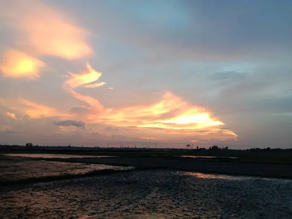 Sonnenuntergang Blick Auf Den Himmel Mit Wolken Und Sonnentropfen — Stockfoto