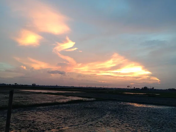 Sonnenuntergang Blick Auf Den Himmel Mit Wolken Und Sonnentropfen — Stockfoto