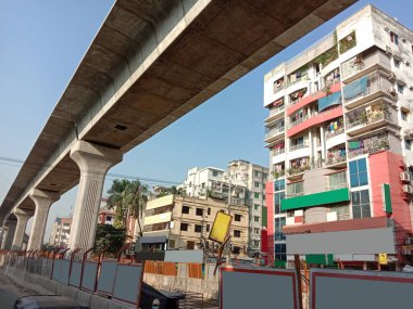 Metro demiryolu köprüsü bina ile kapatıldı