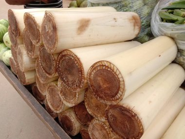 Mağazadaki doğal sebze parçaları muz ağaçlarından.