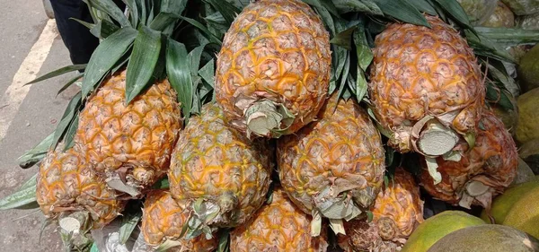 Smaczne Zdrowe Pomarańczowe Kolorowe Ananasy Rynku — Zdjęcie stockowe