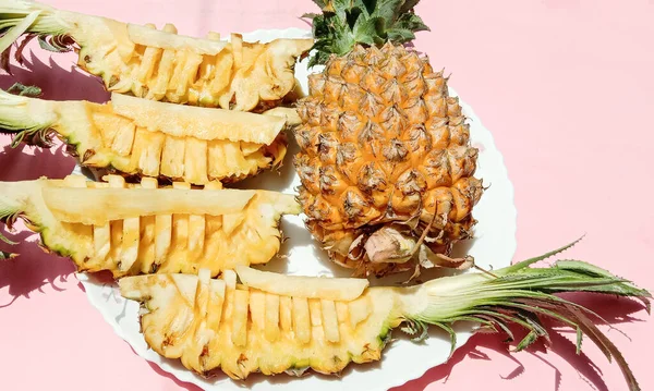 Smaczne Zdrowe Pomarańczowe Kolorowe Ananasy Talerzu — Zdjęcie stockowe