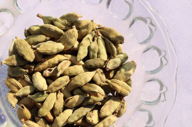 Sağlıklı ve baharatlı siyah kakule stoku.