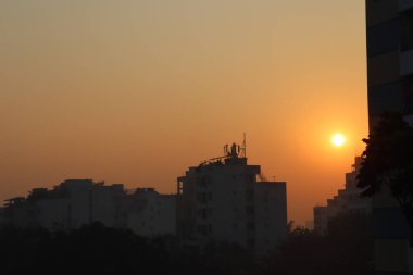 Şehir manzaralı gün batımı