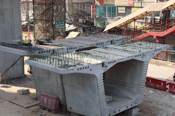 地下鉄のレールは建設機械でラインビュー上を飛ぶ — ストック写真