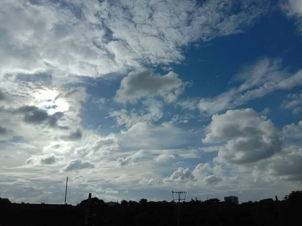 Biała Chmura Błękitnym Niebie Miastem — Zdjęcie stockowe
