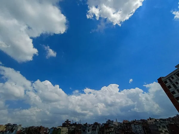 蓝天白云与城市 — 图库照片