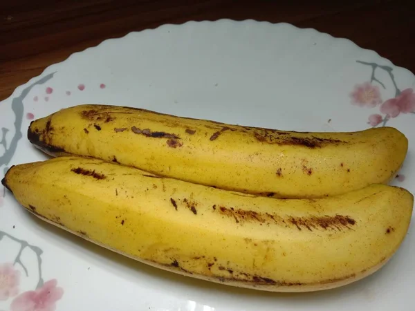 おいしくて健康的なバナナが皿の上で — ストック写真