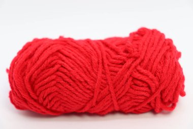 Beyaz arkaplanda kırmızı renkli iplik yakın plan