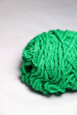 yeşil renkli iplik beyaz arkaplanda yakın plan