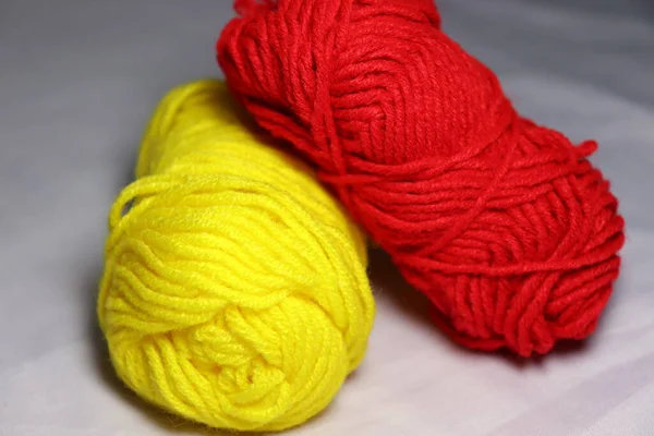 Vermelho Amarelo Colorido Fio Closeup Fundo Branco — Fotografia de Stock