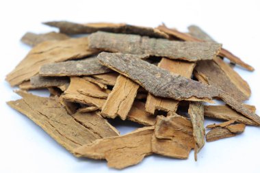 Beyaz arka planda sağlıklı ve baharatlı tarçın stoku