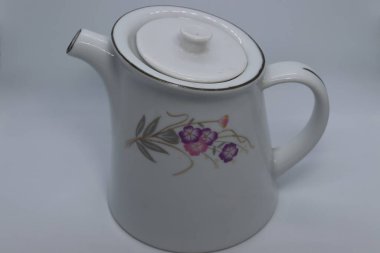 seramik çaydanlık beyaz arkaplanda yakın plan