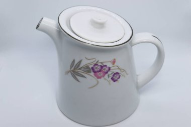 seramik çaydanlık beyaz arkaplanda yakın plan