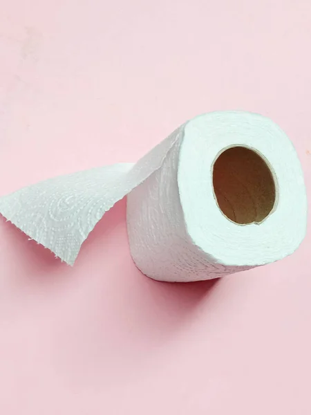 Pembe Arka Planda Tuvalet Kağıdı Kapağı — Stok fotoğraf