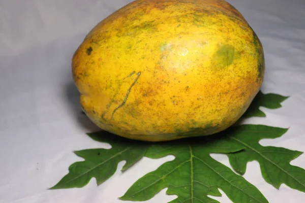 Välsmakande Och Friska Färgglada Papaya Närbild Med Blad — Stockfoto