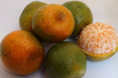 yeşil ve sarı renkli turuncu stok satışta