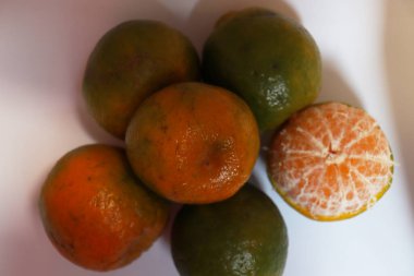 yeşil ve sarı renkli turuncu stok satışta