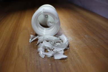 Masanın üzerinde beyaz renkli tahrip edilmiş enerji ampulü