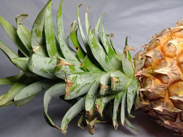 Leckere Und Gesunde Ananas Nahaufnahme Auf Weißem Hintergrund — Stockfoto