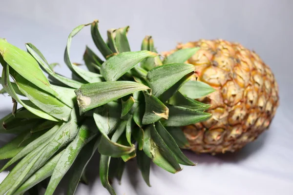 Leckere Und Gesunde Ananas Nahaufnahme Auf Weißem Hintergrund — Stockfoto