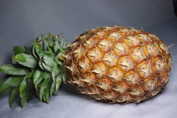 Lezzetli Sağlıklı Ananas Beyaz Arka Planda Yakın Plan — Stok fotoğraf