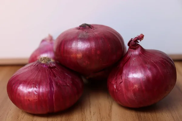 Zdravé Kořeněná Červená Cibule Zásoba Bílém Pozadí — Stock fotografie