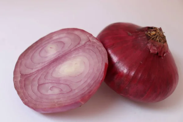 Gesunde Und Würzige Rote Zwiebelbrühe Auf Weißem Hintergrund — Stockfoto