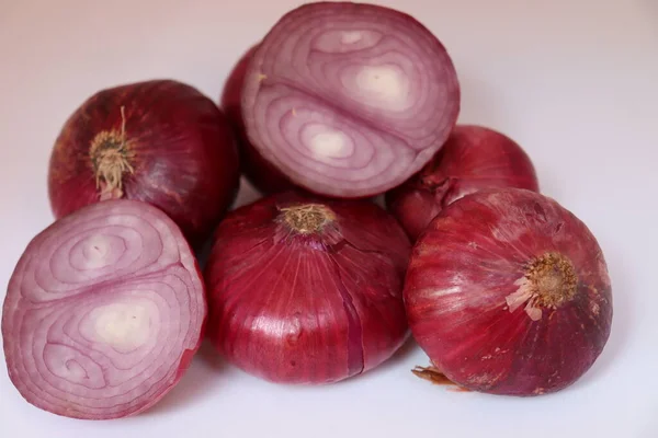 Zdravé Kořeněná Červená Cibule Zásoba Bílém Pozadí — Stock fotografie