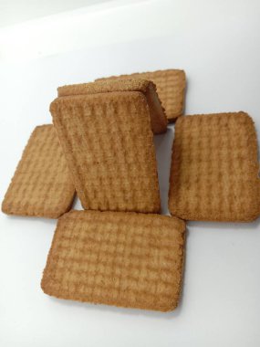 Beyaz arka planda lezzetli ve sağlıklı kahverengi renkli bisküvi.