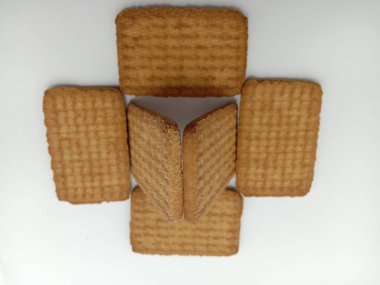 Beyaz arka planda lezzetli ve sağlıklı kahverengi renkli bisküvi.