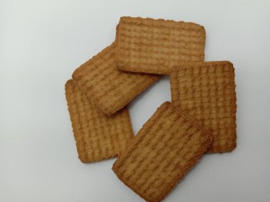 Beyaz arka planda lezzetli ve sağlıklı kahverengi renkli bisküvi.