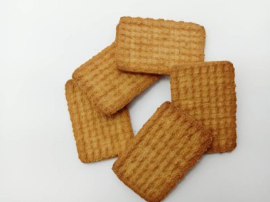 Beyaz arka planda lezzetli ve sağlıklı kahverengi renkli bisküvi.