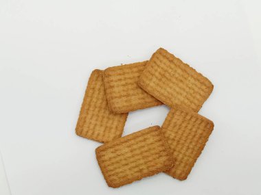 Beyaz arka planda lezzetli ve sağlıklı kahverengi renkli bisküvi.