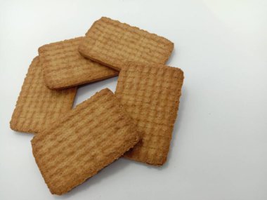 Beyaz arka planda lezzetli ve sağlıklı kahverengi renkli bisküvi.