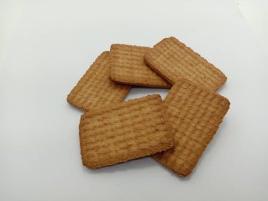 Beyaz arka planda lezzetli ve sağlıklı kahverengi renkli bisküvi.