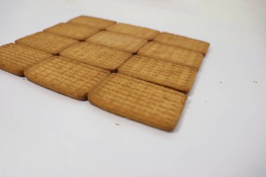 Beyaz arka planda lezzetli ve sağlıklı kahverengi renkli bisküvi.