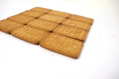 Beyaz arka planda lezzetli ve sağlıklı kahverengi renkli bisküvi.