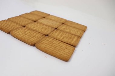 Beyaz arka planda lezzetli ve sağlıklı kahverengi renkli bisküvi.