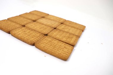 Beyaz arka planda lezzetli ve sağlıklı kahverengi renkli bisküvi.