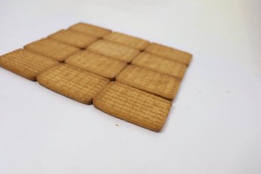 Beyaz arka planda lezzetli ve sağlıklı kahverengi renkli bisküvi.