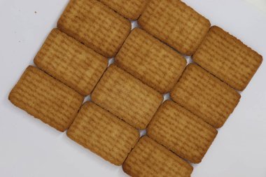 Beyaz arka planda lezzetli ve sağlıklı kahverengi renkli bisküvi.