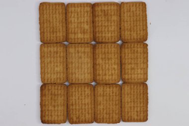 Beyaz arka planda lezzetli ve sağlıklı kahverengi renkli bisküvi.