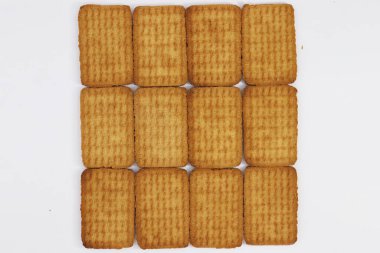 Beyaz arka planda lezzetli ve sağlıklı kahverengi renkli bisküvi.