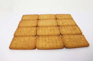 Beyaz arka planda lezzetli ve sağlıklı kahverengi renkli bisküvi.