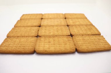 Beyaz arka planda lezzetli ve sağlıklı kahverengi renkli bisküvi.