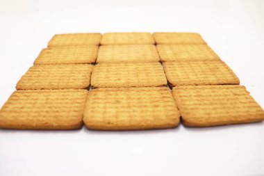 Beyaz arka planda lezzetli ve sağlıklı kahverengi renkli bisküvi.