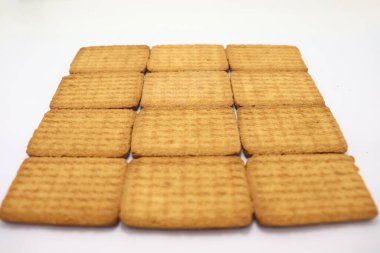 Beyaz arka planda lezzetli ve sağlıklı kahverengi renkli bisküvi.