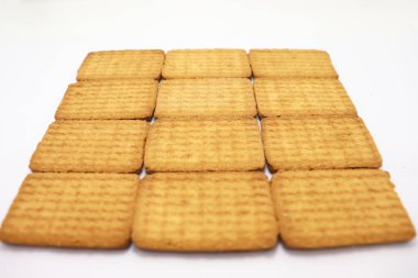 Beyaz arka planda lezzetli ve sağlıklı kahverengi renkli bisküvi.