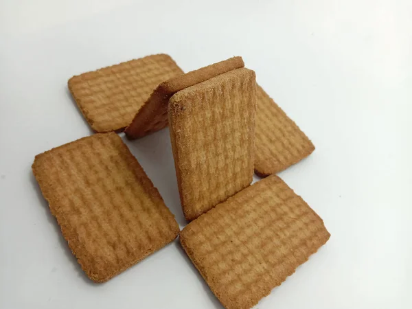 白色背景的美味而健康的褐色饼干 — 图库照片